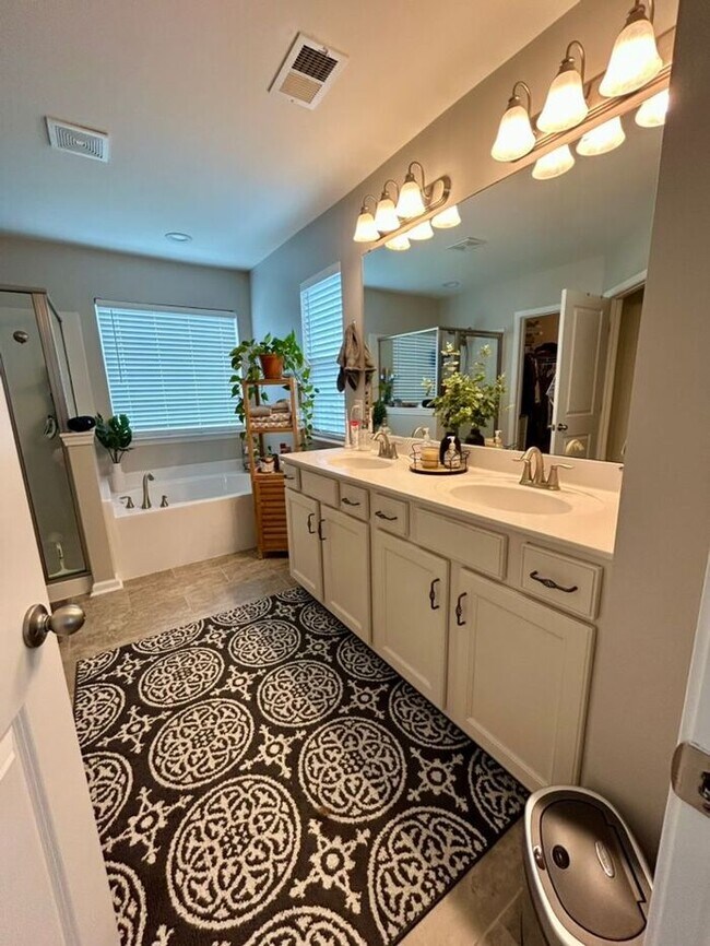 Building Photo - **Beautifully Maintained 3 Bedroom Home with Study, Screened Porch & Fenced Yard**