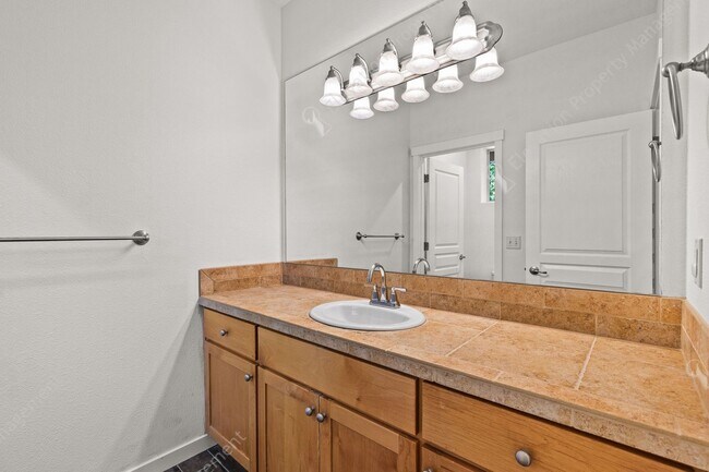 Building Photo - Eagle Crest Townhome Steps to Lakeside Cen...