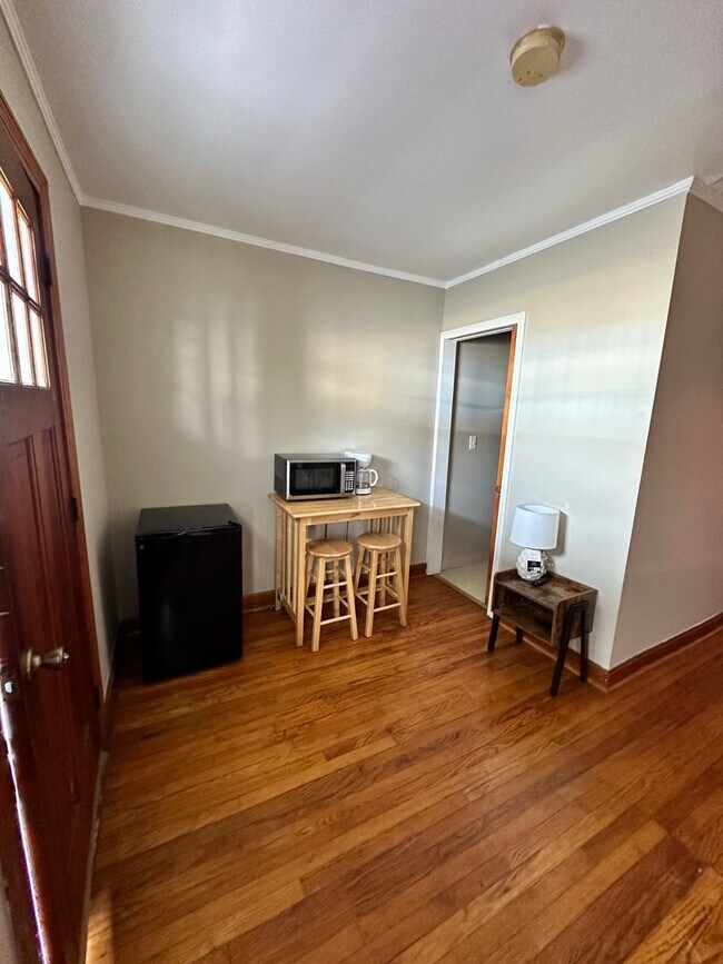 Building Photo - All Inclusive Furnished Studio Apartment