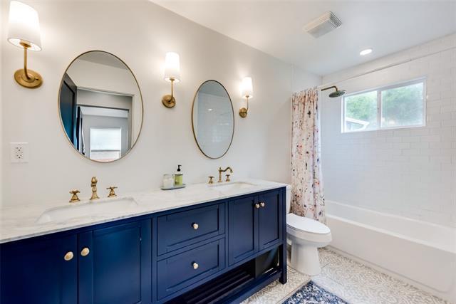 Building Photo - 228 E Oak Dr