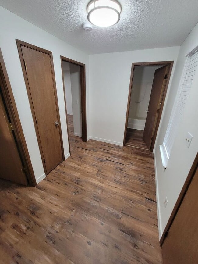 Building Photo - West Olympia 2bdr 1.5bath Townhome w/ garage & parking