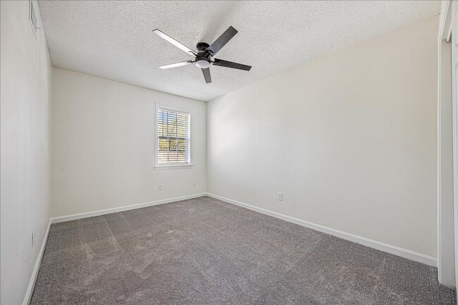 Building Photo - Updated 3 Bedroom Townhome