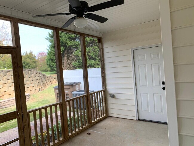 Building Photo - 305 Sugar Maple Ave