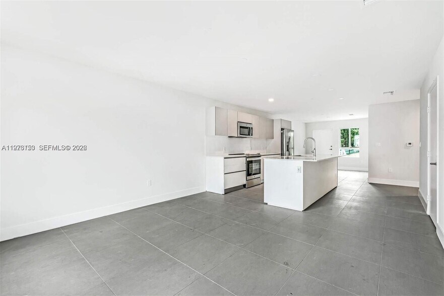 Building Photo - 2561 NE 193rd St