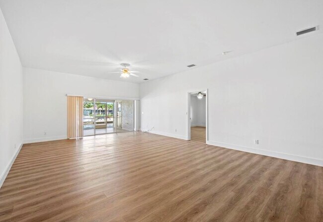 Building Photo - 409 SW 47th Ter