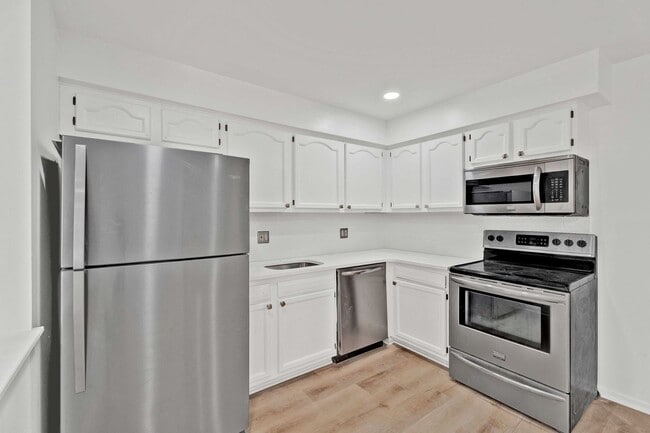 Building Photo - APARTMENT FOR LEASE - 2BD 1BTH NEWLY RENOVATED