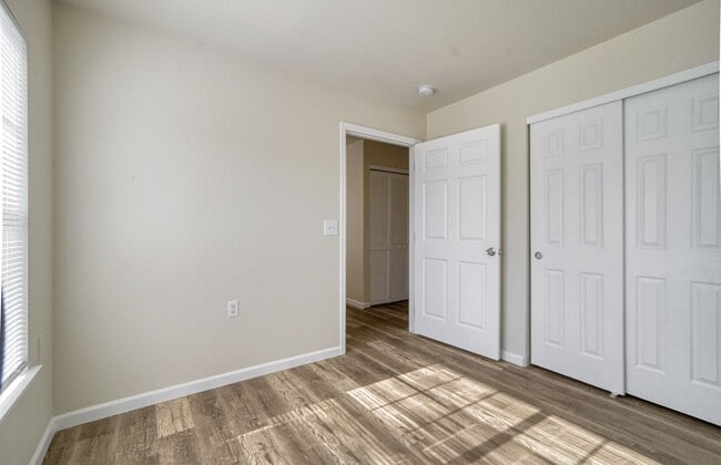 Building Photo - Great two bedroom, one bath near airport. AVAILABLE BEGINNING 6/17/26