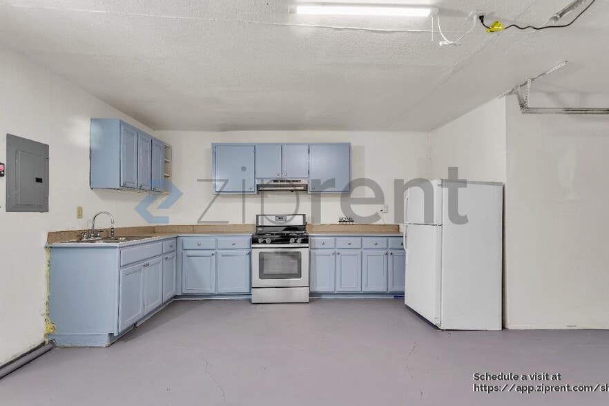 Building Photo - 1659 Knickerbocker Dr