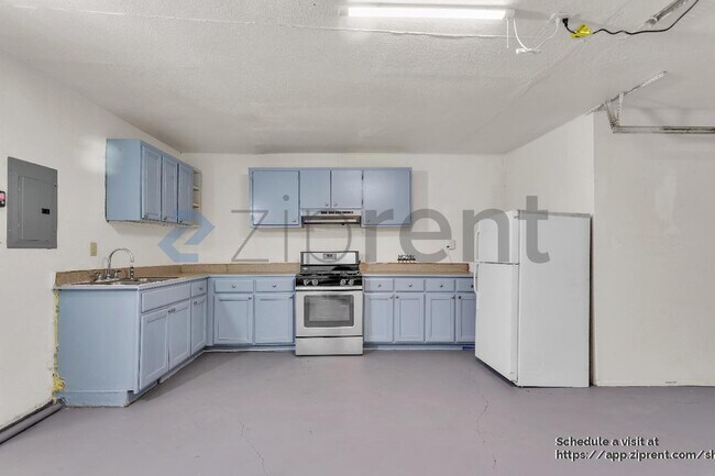 Building Photo - 1659 Knickerbocker Dr