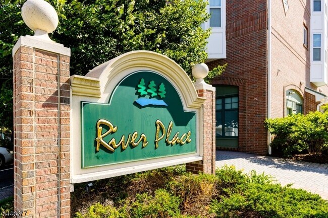 Building Photo - 407 River Place