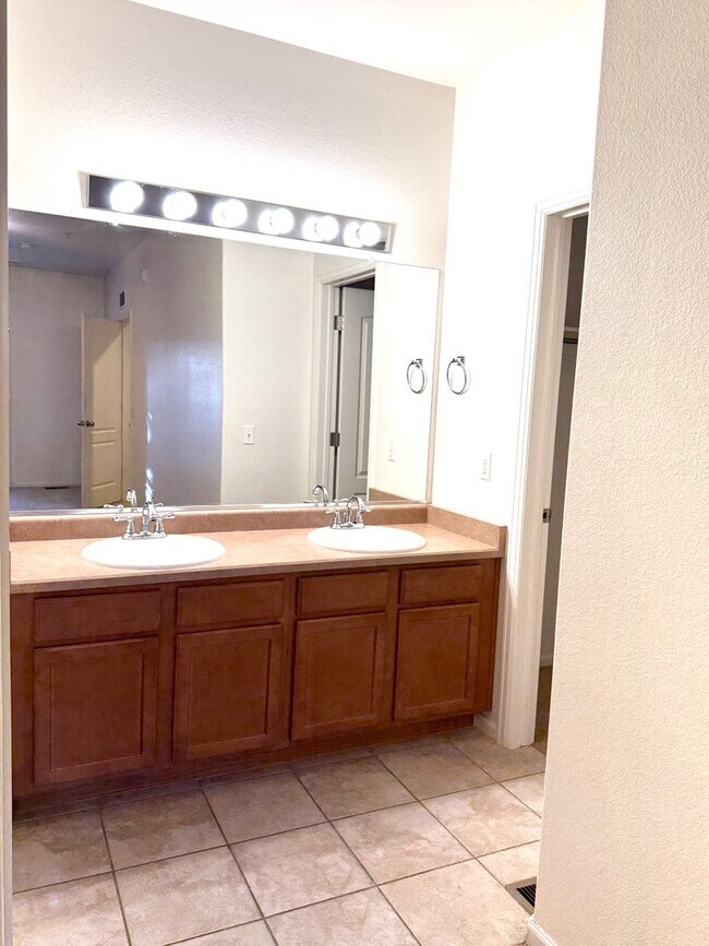 Building Photo - 2 bed/2.5 bath Townhome in Central Arvada ...