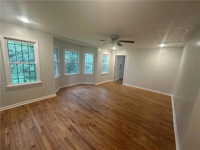 Building Photo - 349 Laquita Dr SE