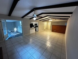 Building Photo - 2404 Parker Ln