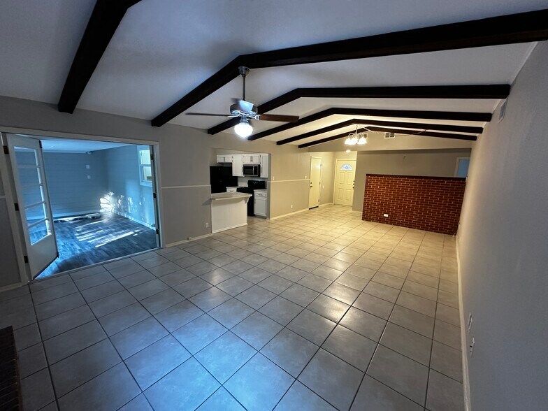 Primary Photo - 2404 Parker Ln