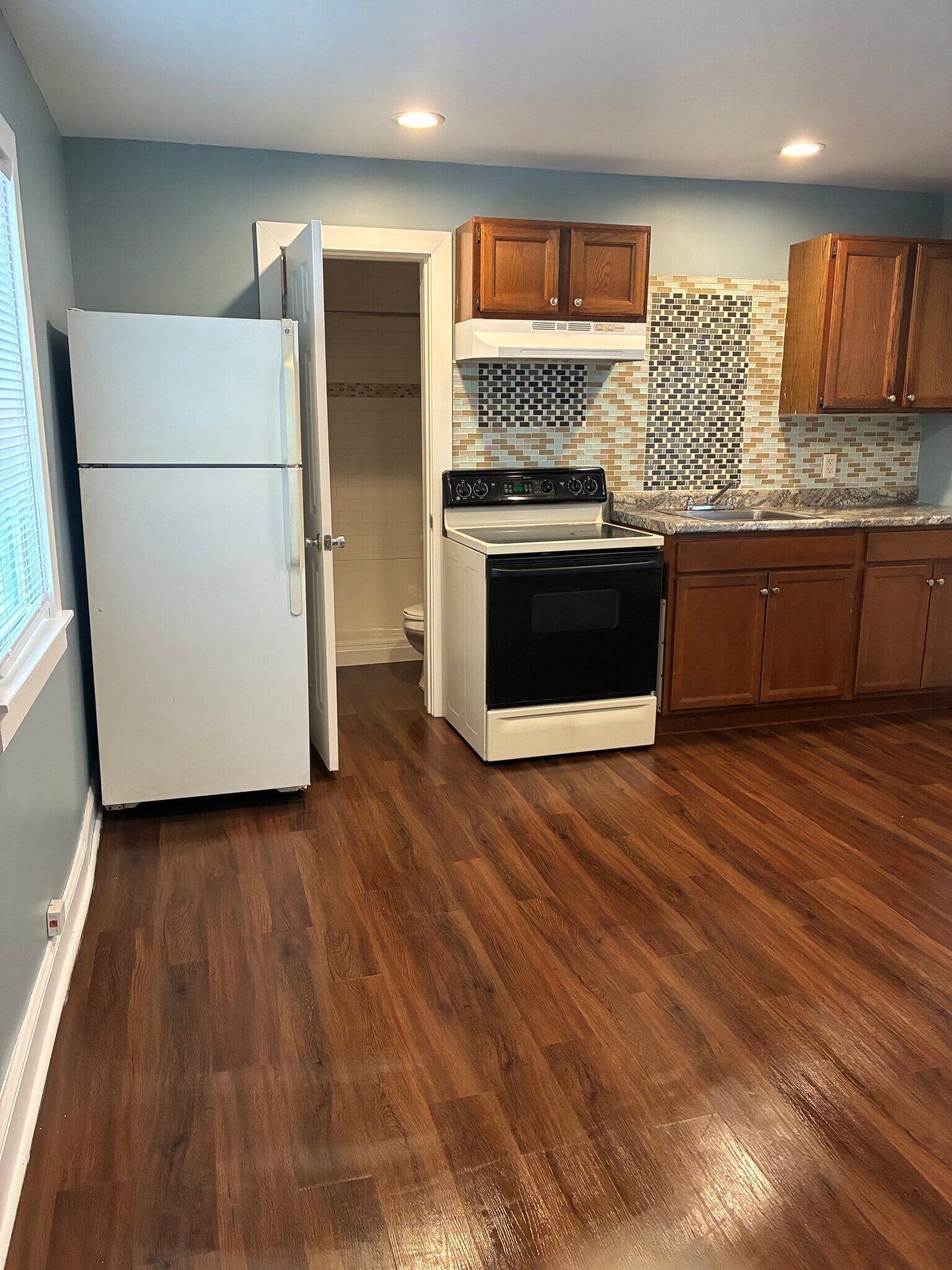 Building Photo - 1228 N Main St