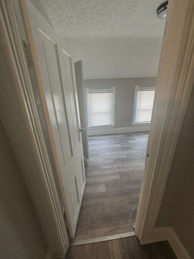 Building Photo - Section 8 Accepted - Spacious 4br/2ba Home