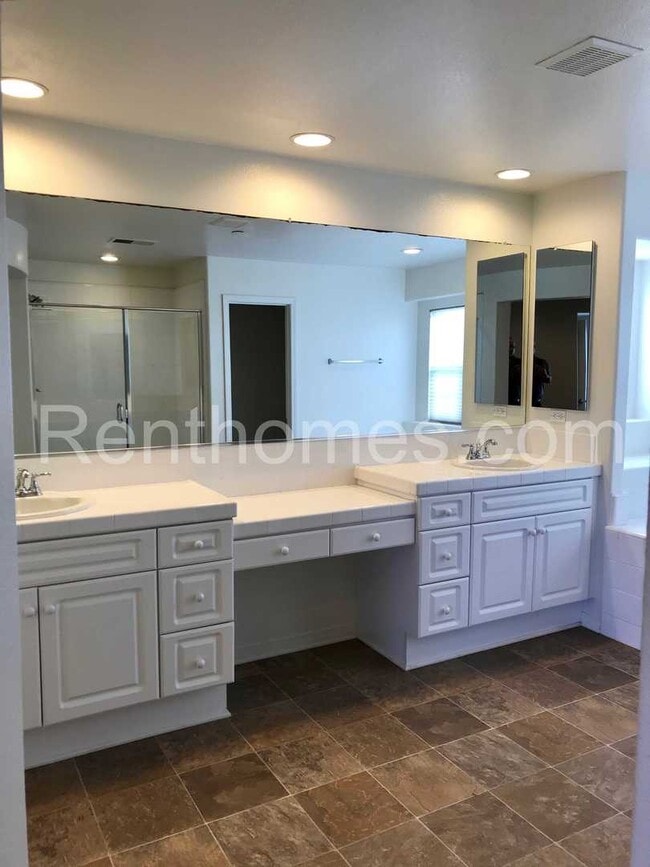 Building Photo - 5539 Alexandrine Ct