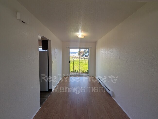Building Photo - 275 Rose Ave