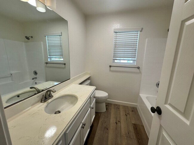 Building Photo - A stunning 4-bedroom haven, fully renovate...