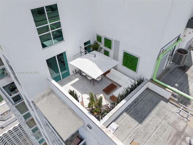 Building Photo - 950 Brickell Bay Dr