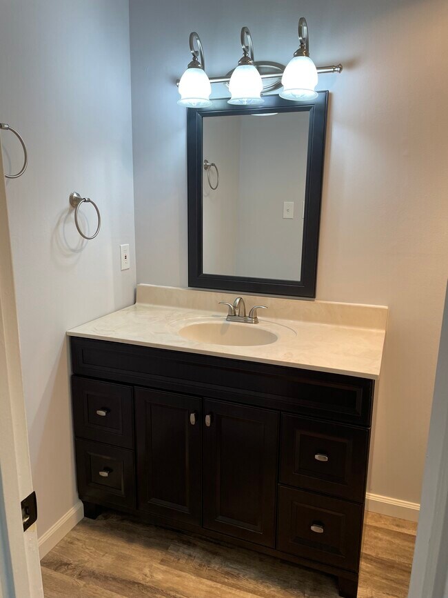 Building Photo - 900 Mountain Creek Rd