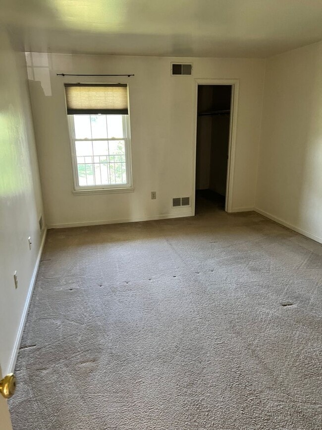 Building Photo - Great ‘Seven Oaks’ 3 Bedroom Condo