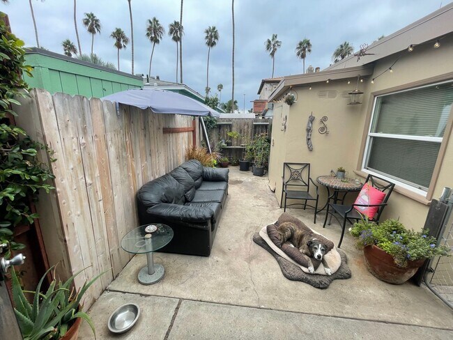 Building Photo - Awesome beach cottage across the Street fr...