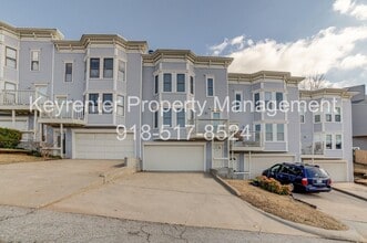 Building Photo - Riverview - Stunning 2 bed 2 bath Townhouse Great Location