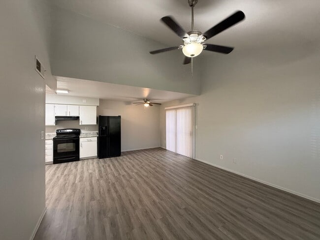 Building Photo - Renovated Glendale 3 Bedroom Condo with New Flooring
