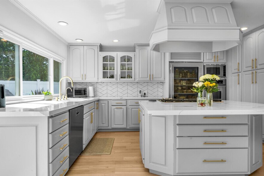 Building Photo - 2324 Banyan Dr