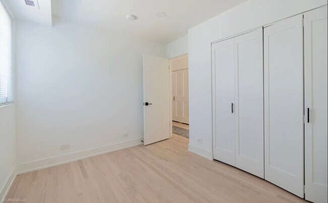 Building Photo - 924 W Wrightwood Ave