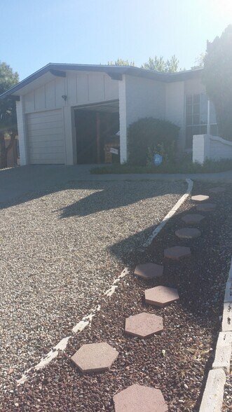 Building Photo - 2200 Cleopatra Pl NE