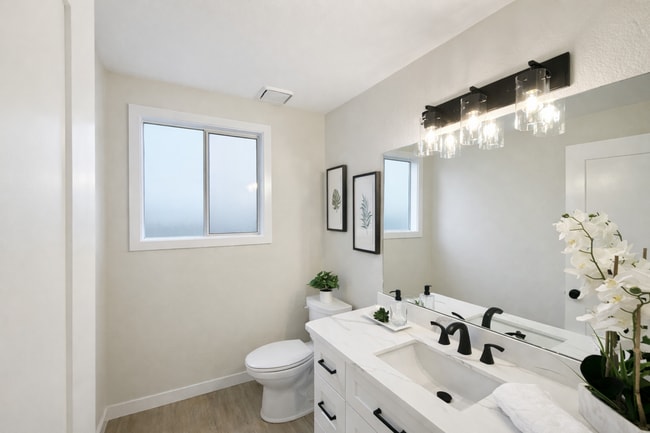 Building Photo - Spacious 3-Bedroom Home with Sunroom in Private Lake Community – Everett