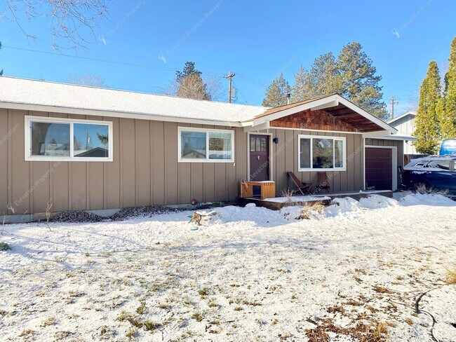 Building Photo - *Unfurnished* Charming Single-Story 3-Bedroom, 2-Bathroom Rancher with Stunning Yard