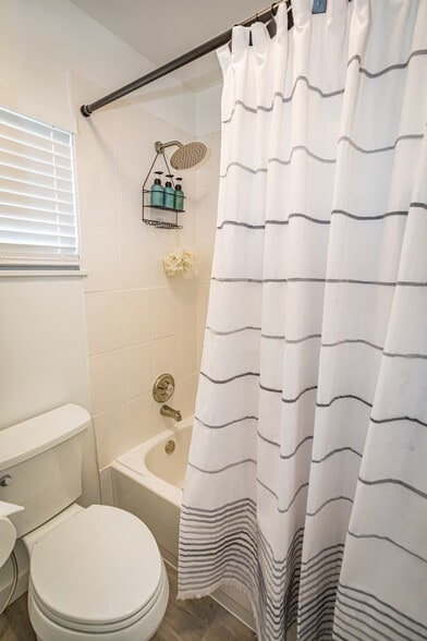 Building Photo - 9341 Green Meadows Way