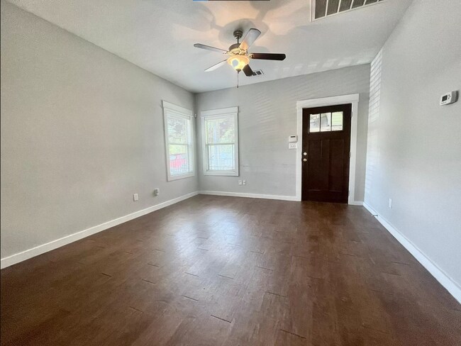 Building Photo - Spacious 4X2 North Loop Duplex