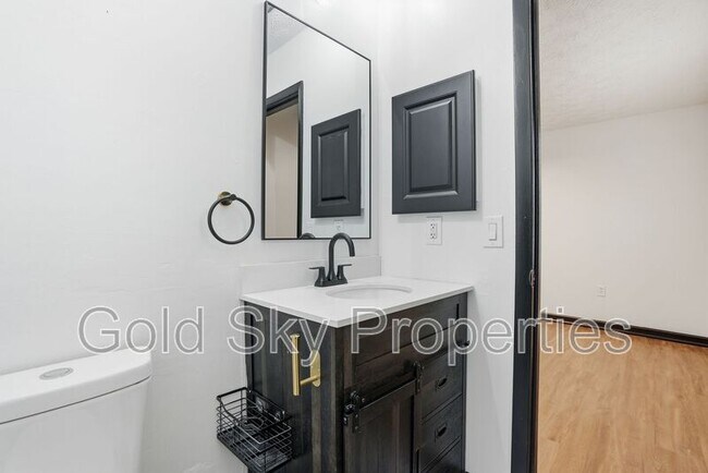 Building Photo - 703 Pineview Ct