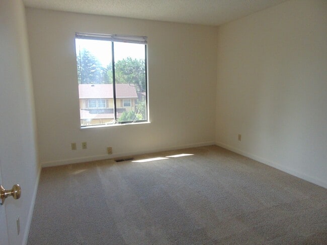 Building Photo - Great 4BR 2.5BA Split Entry Home in Quiet Forest Park Neighborhood