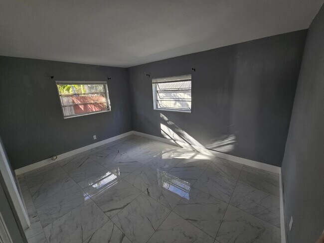 Building Photo - 1021 SW 32nd Ct