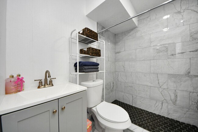 Building Photo - 15715 Creekhaven Dr