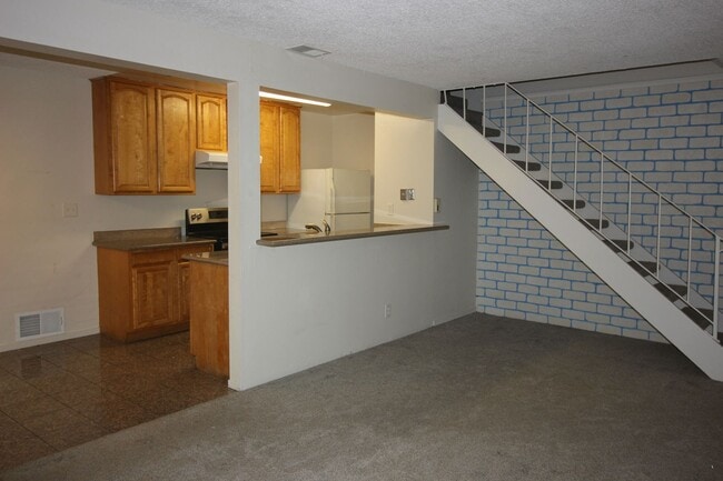 Primary Photo - 2 Bedroom Condo For Rent