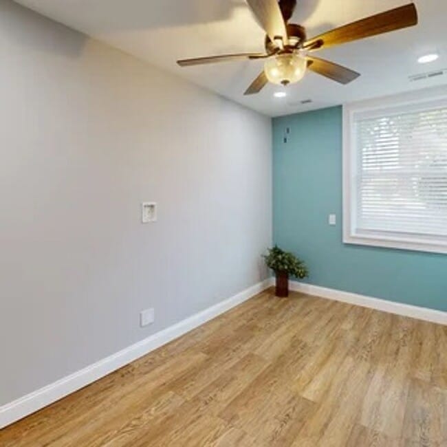 Building Photo - Renovated 8BR/6BA Home Near UTK | $1,290/B...