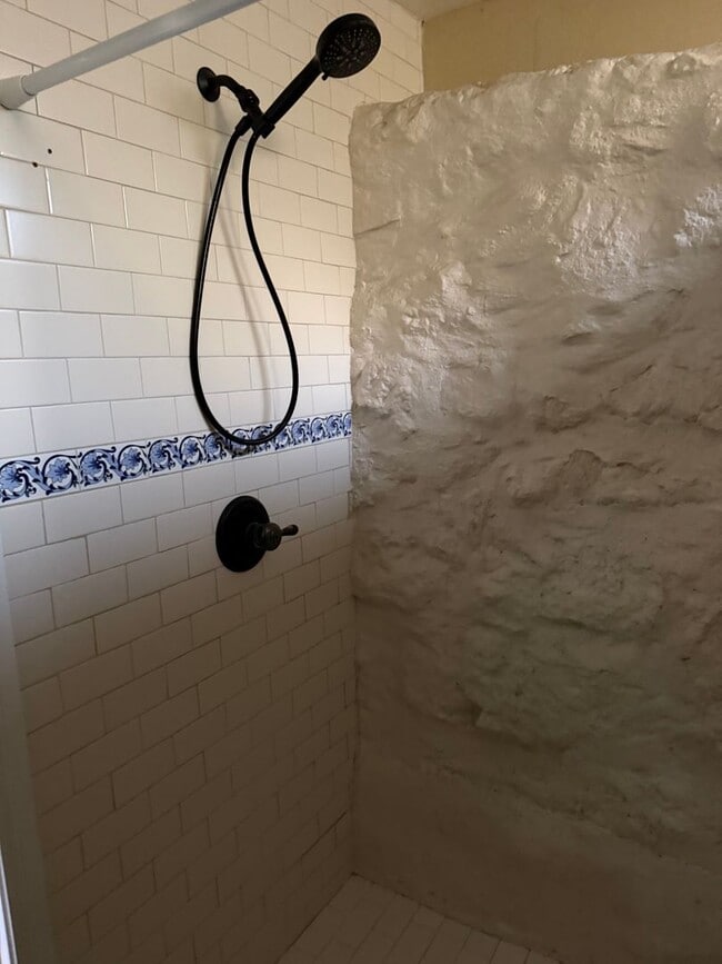 Building Photo - 2071 Vista Del Mar Ave