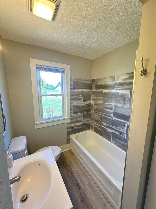 Building Photo - 761 Brooks St