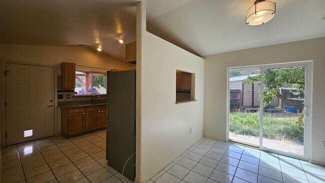 Building Photo - 3 bed 2 bath