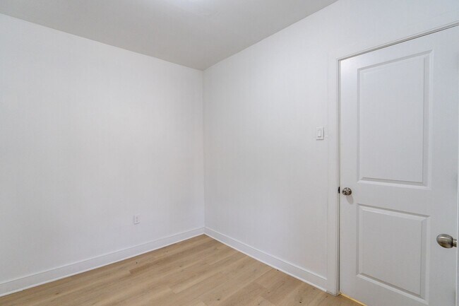Building Photo - Newly rehabbed 3 bedroom 1.5 bath unit
