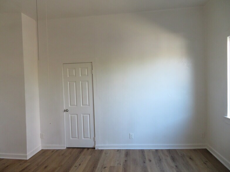 Building Photo - 154 E Colden Ave