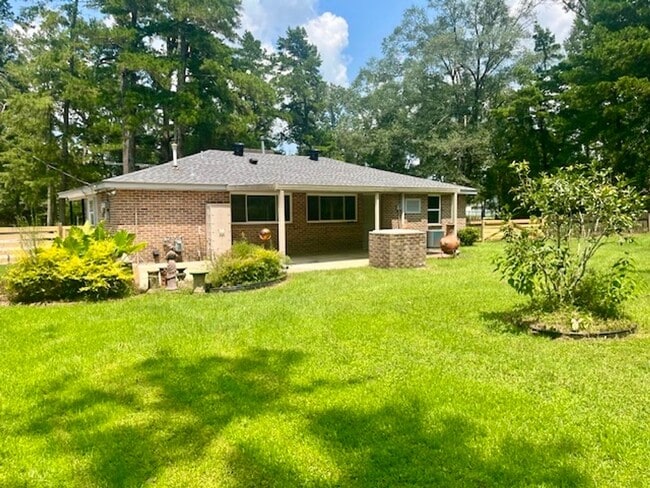 Building Photo - YOUR COUNTRY COTTAGE IN THE CITY
