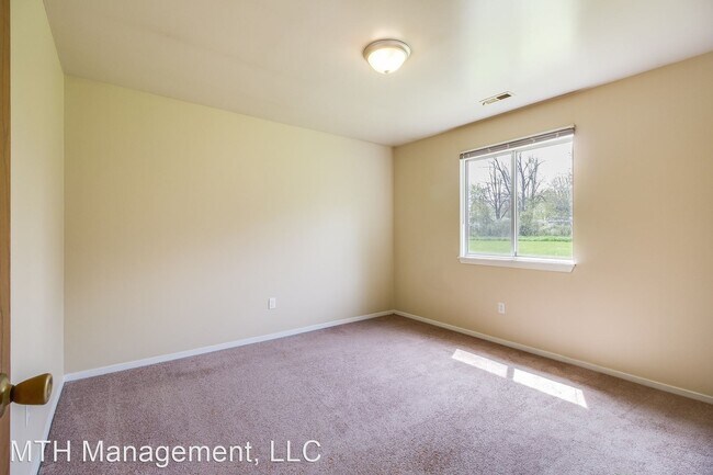 Building Photo - 2 br, 1 bath Apartment - 425 Meadowview St