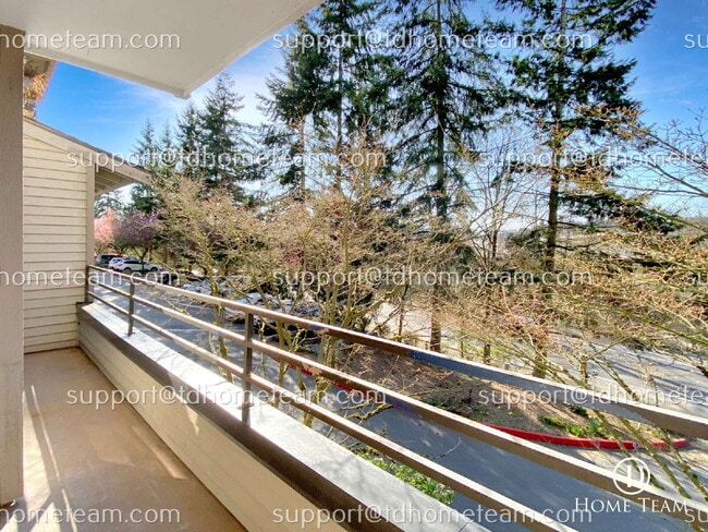 Building Photo - Luxurious 1-Bedroom Condo with Scenic Views and Modern Amenities in Bellevue, WA!